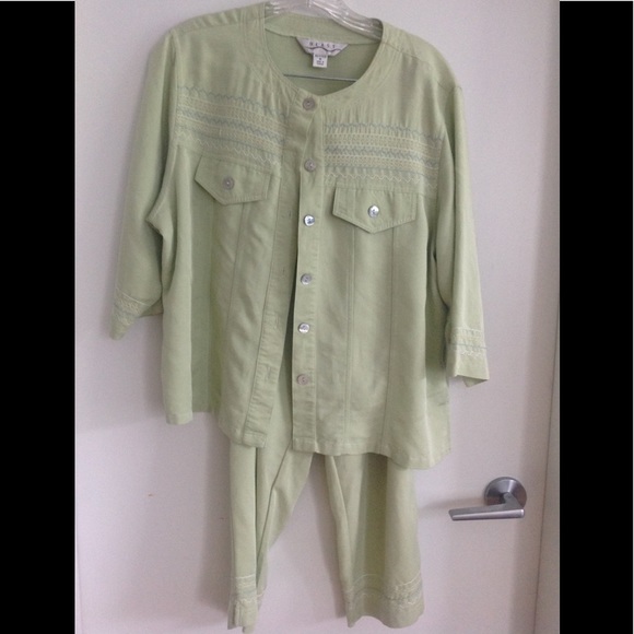 3/$25 1 Set-BILL BLASS MP 2PC - Picture 1 of 1